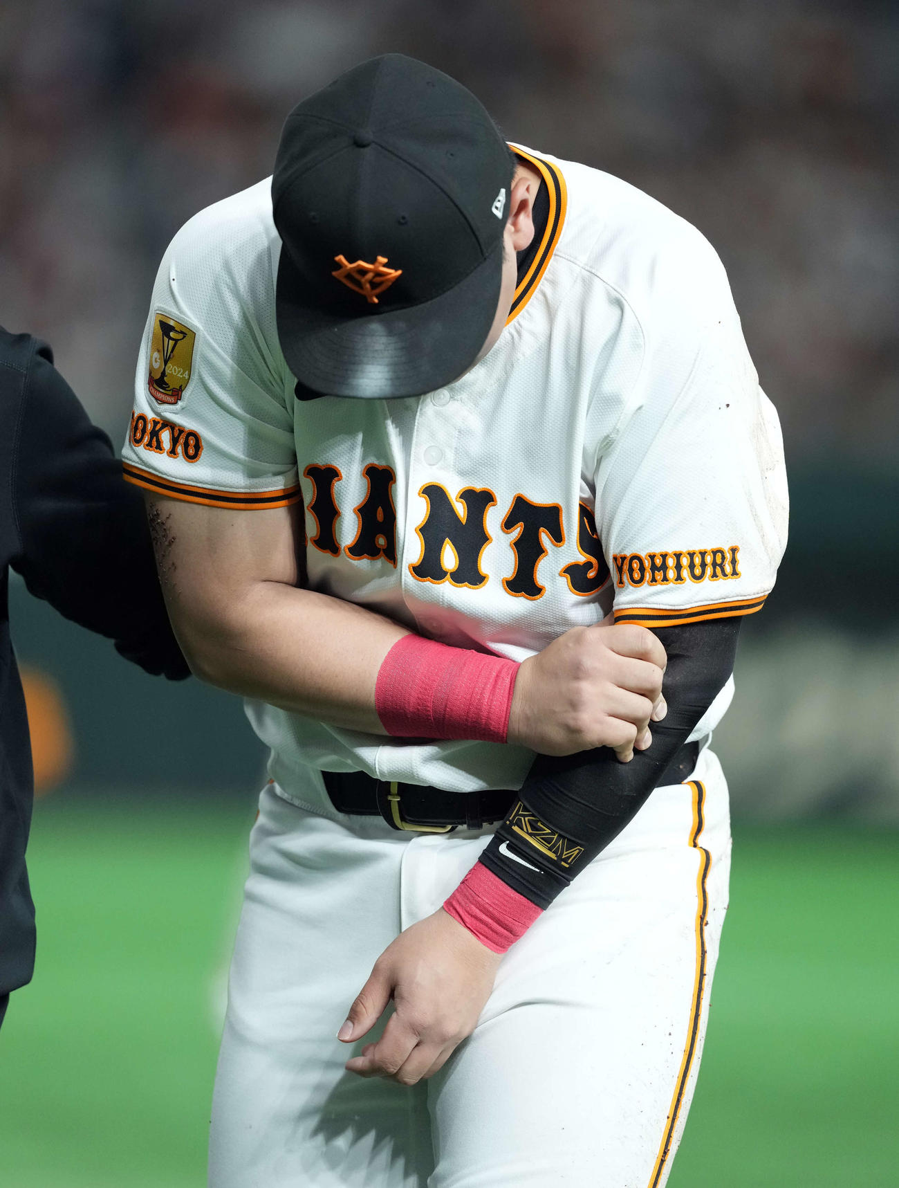 巨人対阪神　1回表、アクシデントに見舞われ退場する巨人一塁手岡本（撮影・たえ見朱実）