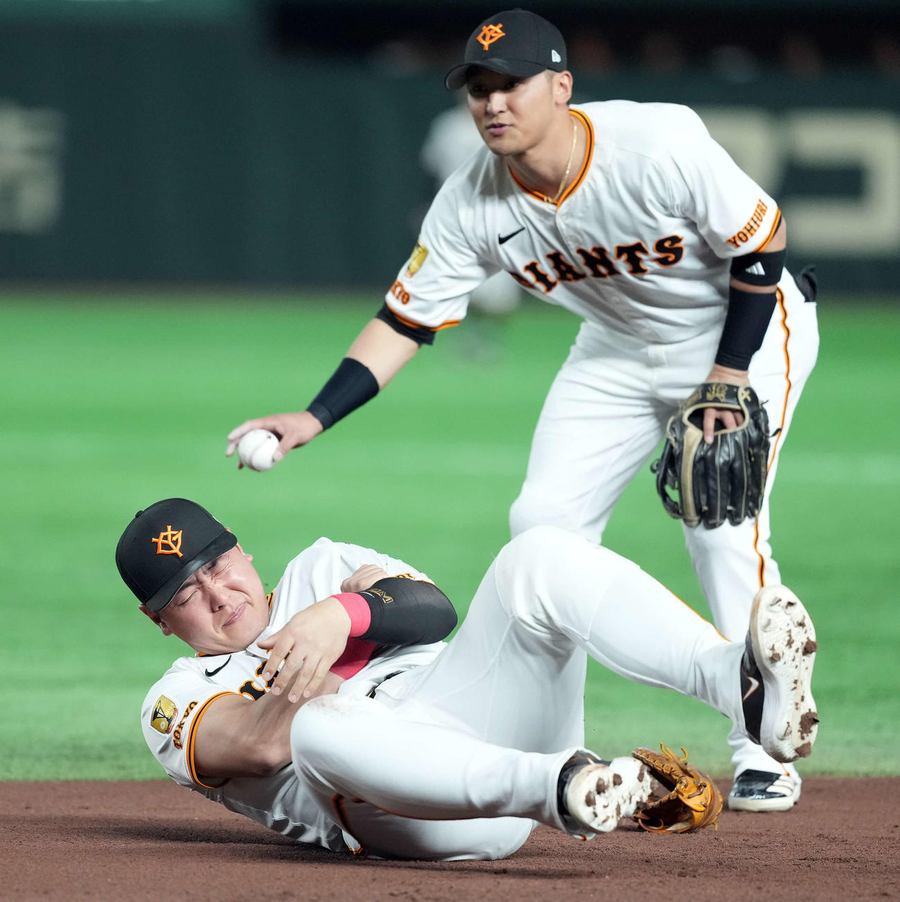 巨人対阪神　1回表阪神無死一塁、中野と接触し負傷する一塁手岡本（撮影・たえ見朱実）