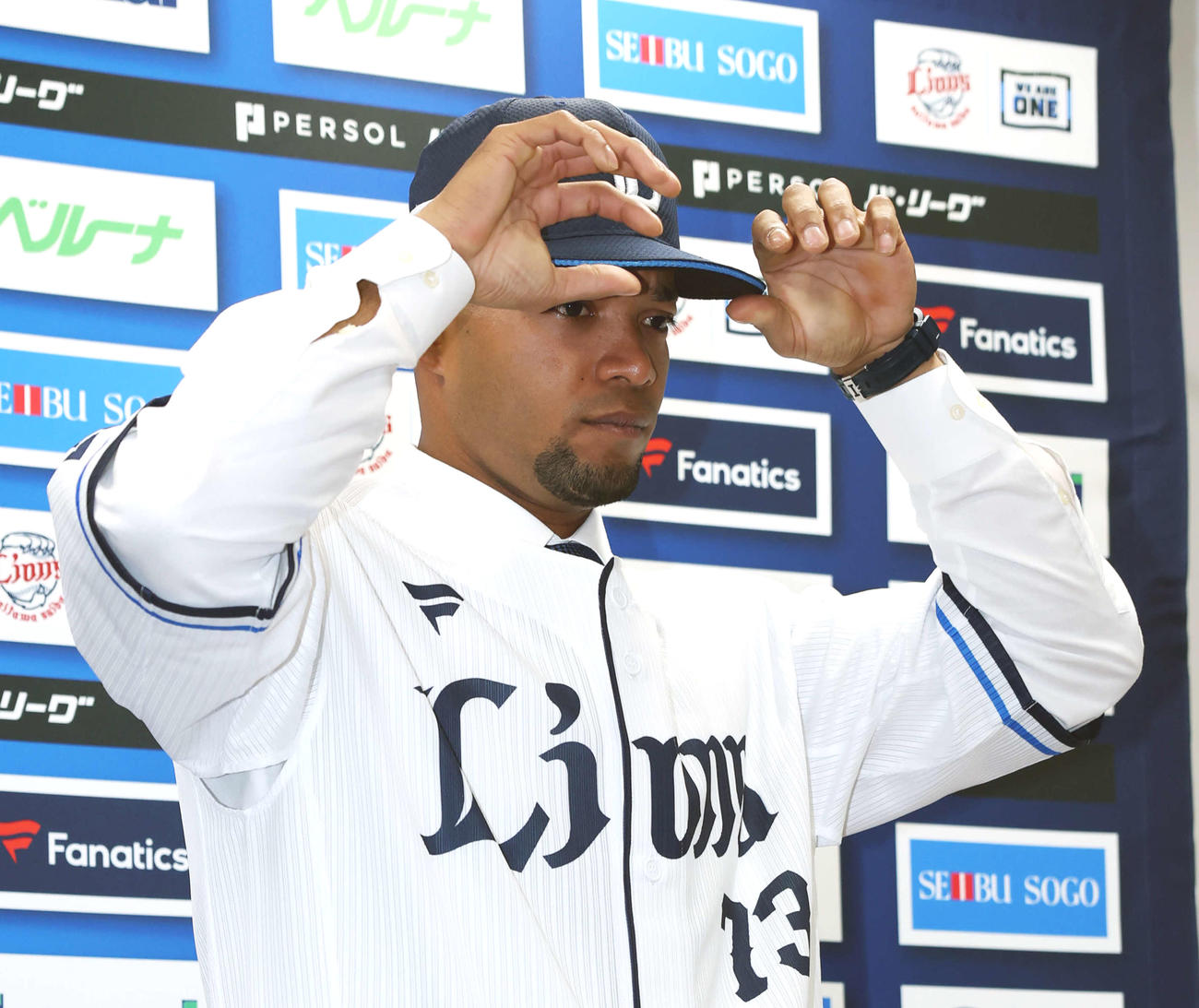 支配下登録されユニホームに袖を通した西武モンテル（撮影・宮地輝）