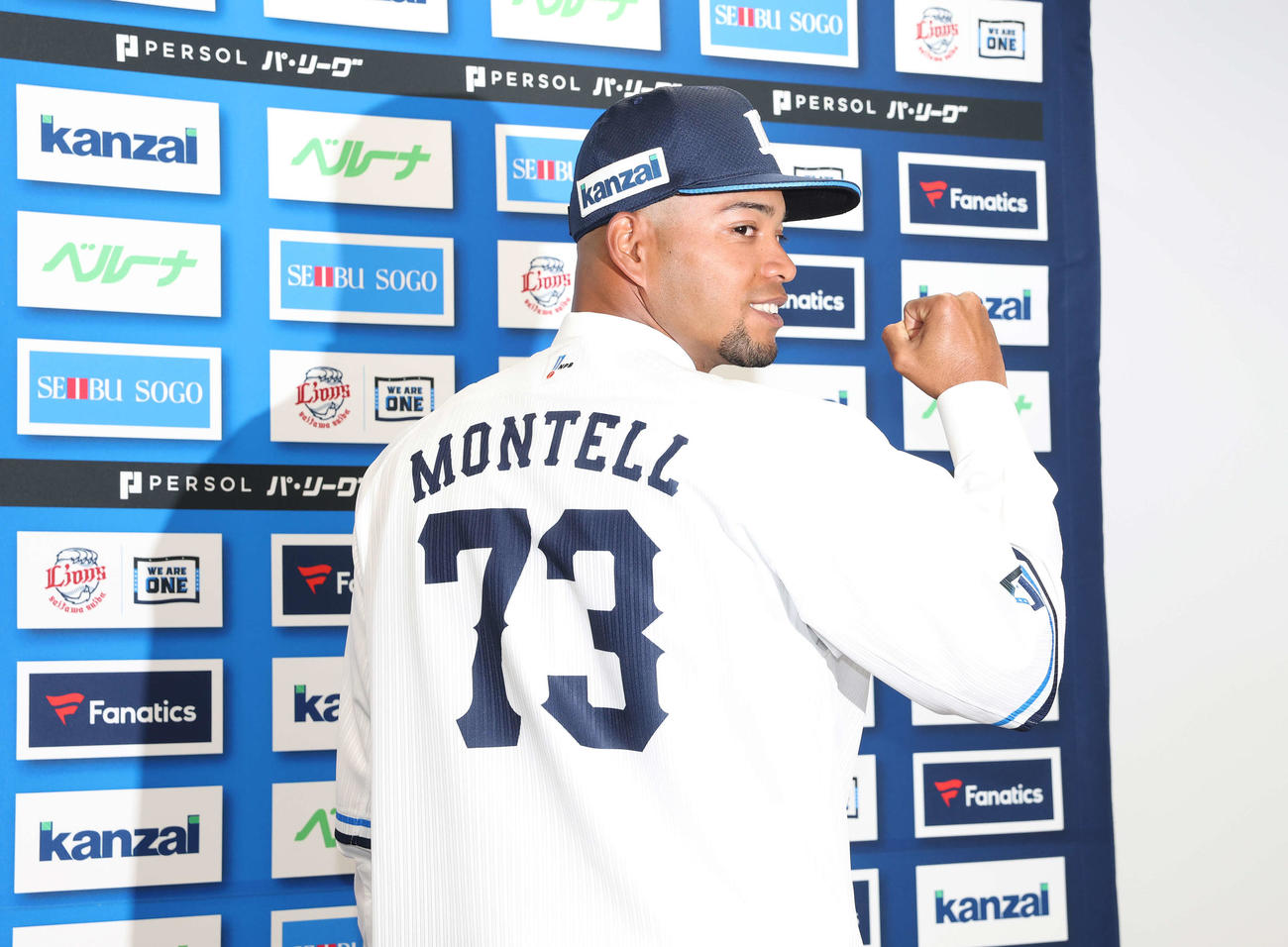 支配下登録され背番号73番を披露する西武モンテル（撮影・宮地輝）