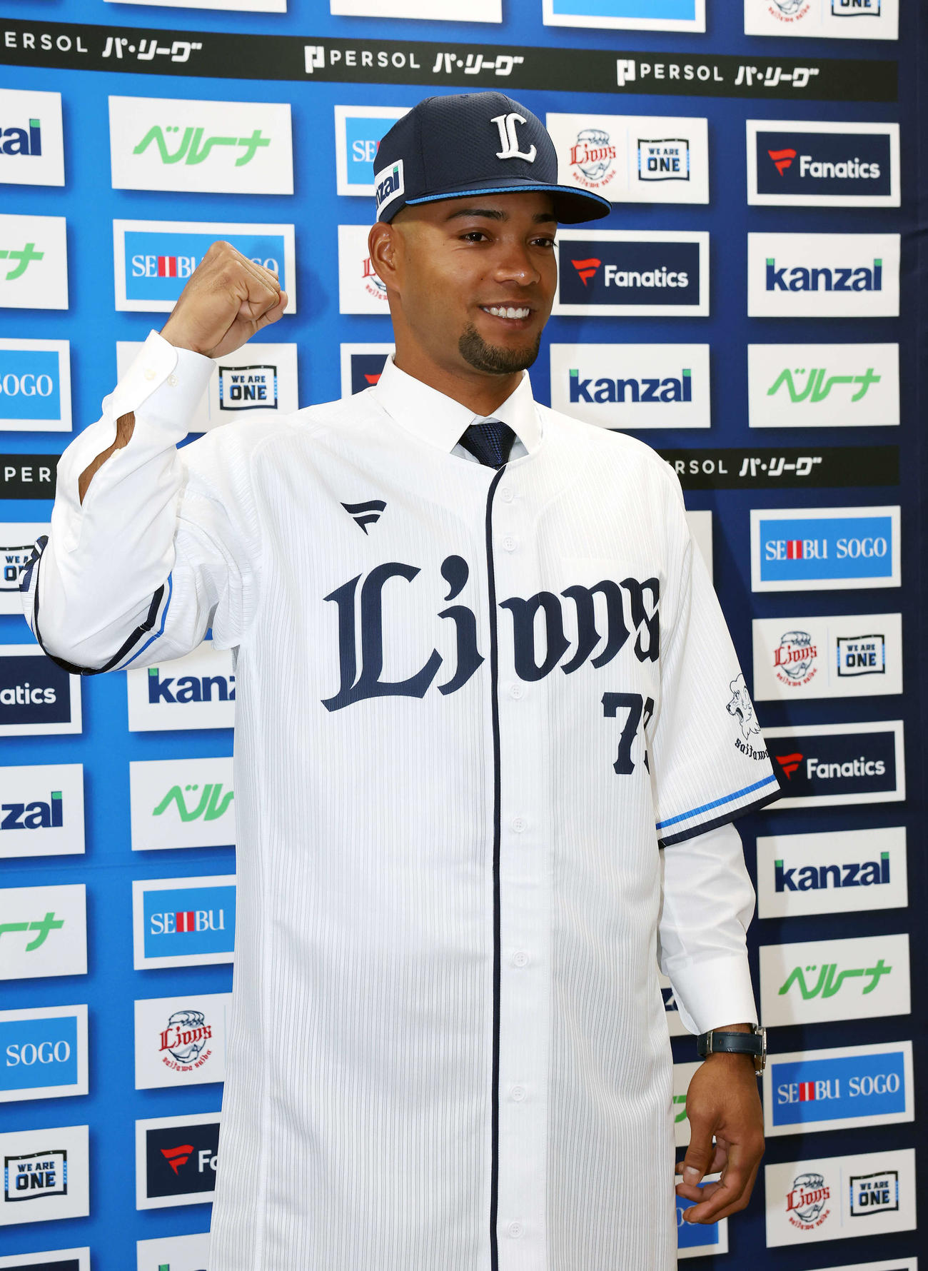 支配下登録され笑顔でガッツポーズする西武モンテル（撮影・宮地輝）