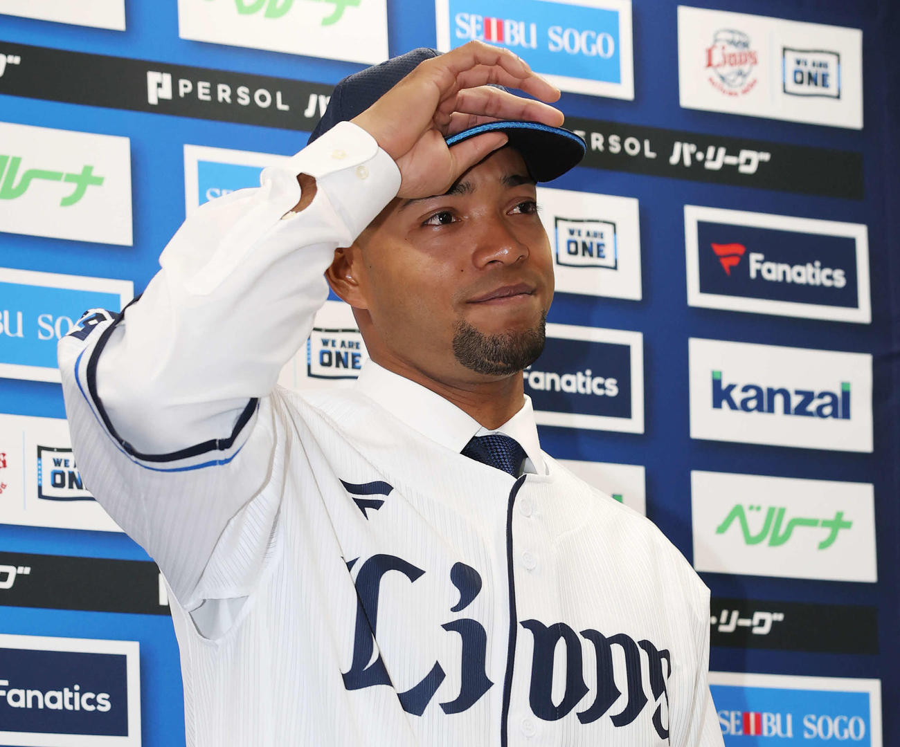 支配下登録されユニホームに袖を通した西武モンテル（撮影・宮地輝）
