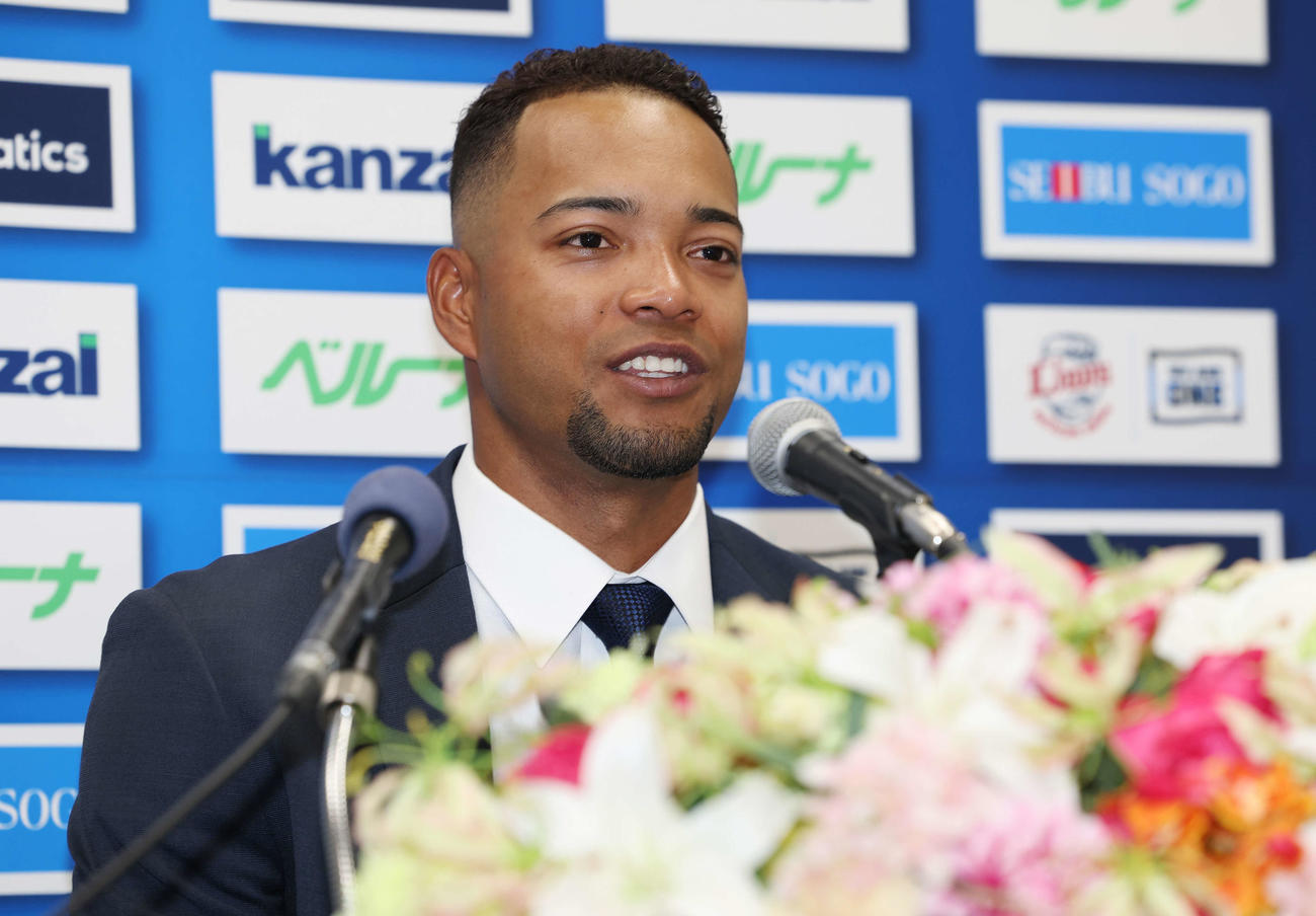 支配下登録され会見に臨む西武モンテル（撮影・宮地輝）