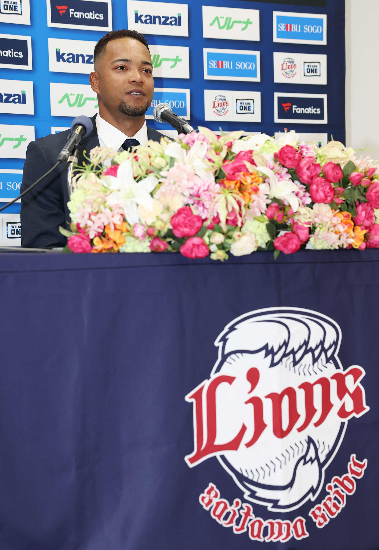 支配下登録され会見に臨む西武モンテル（撮影・宮地輝）