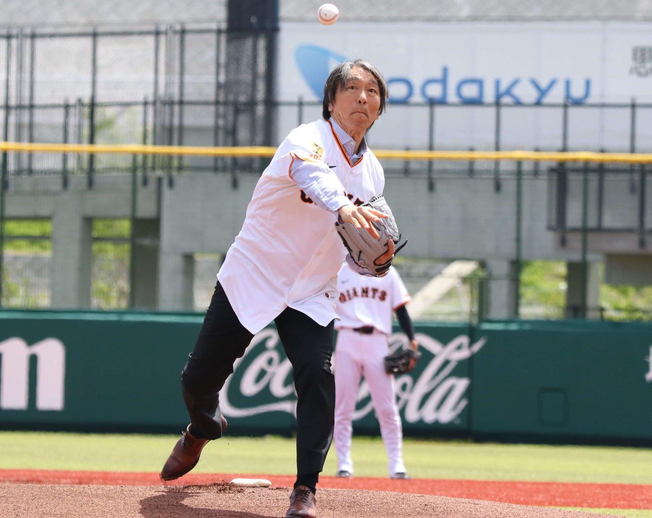 始球式で投球する松井さん（撮影・泉光太郎）