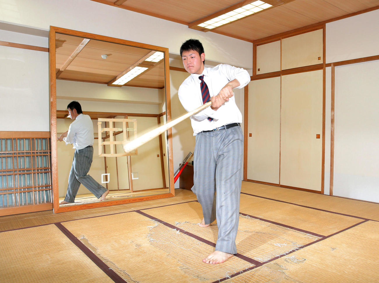 巨人ドラフト1位の岡本はOBの松井秀喜氏らと同様に素振り部屋で素足でスイングする（2015年1月撮影）