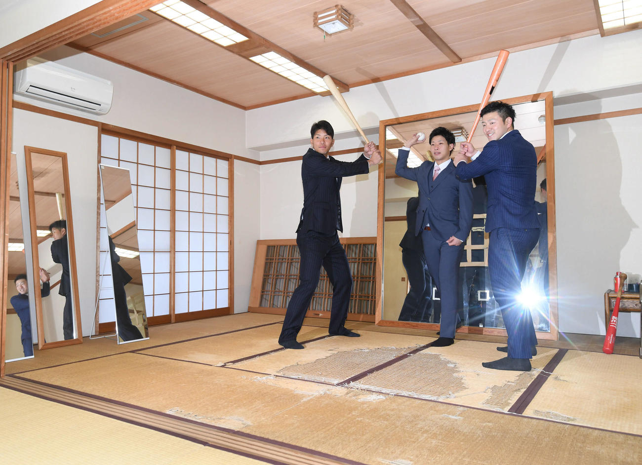 松井秀喜が素振りした「松井部屋」で記念撮影する巨人ドラフト1位の鍬原（中央）、3位の大城（左）、2位の岸田（2018年1月撮影）