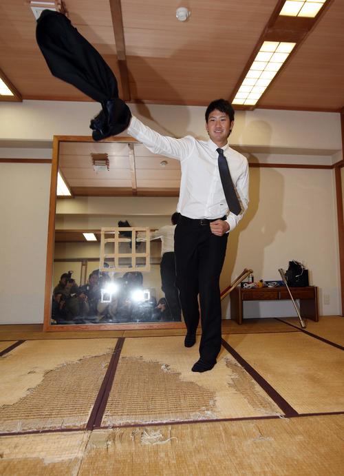 巨人】松井秀喜氏がGタウンで始球式 ワンバンに「あー！」伝説の“松井