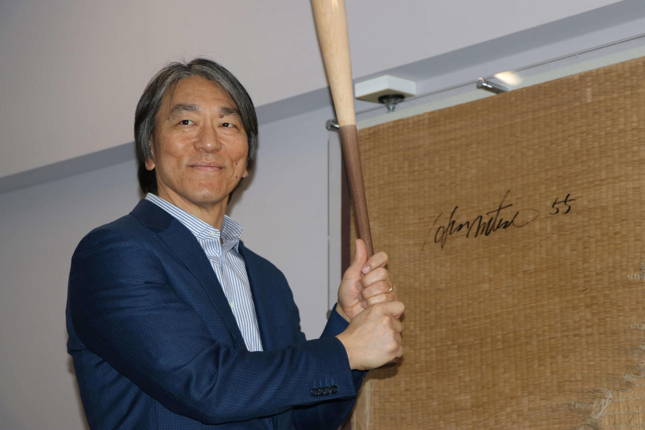 「松井畳」と一緒に写真撮影に応じた松井さん（撮影・泉光太郎）