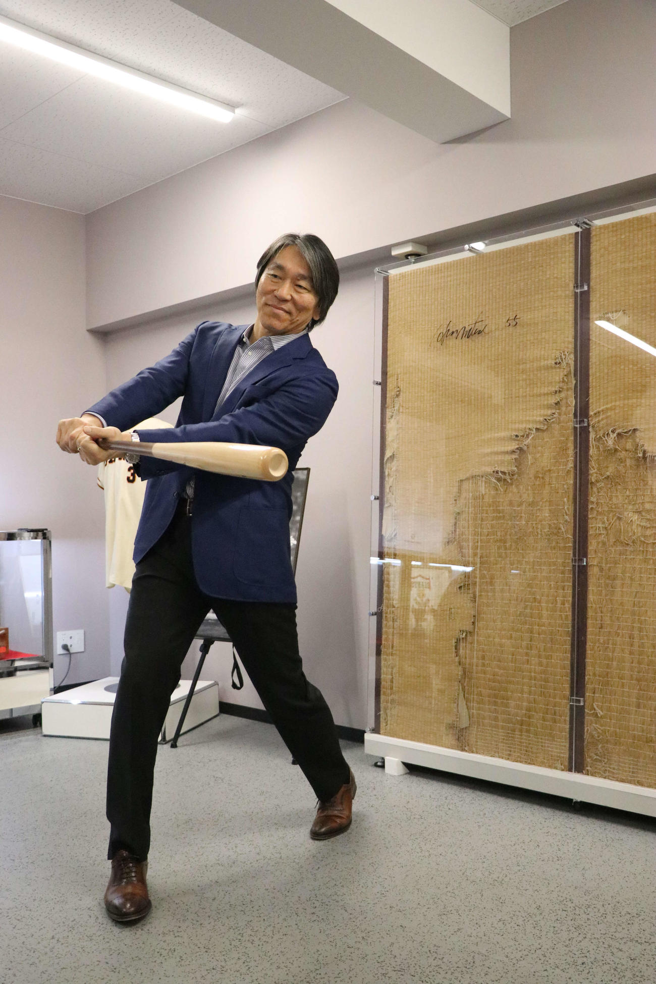 「松井畳」の前でスイングした松井さん（撮影・泉光太郎）
