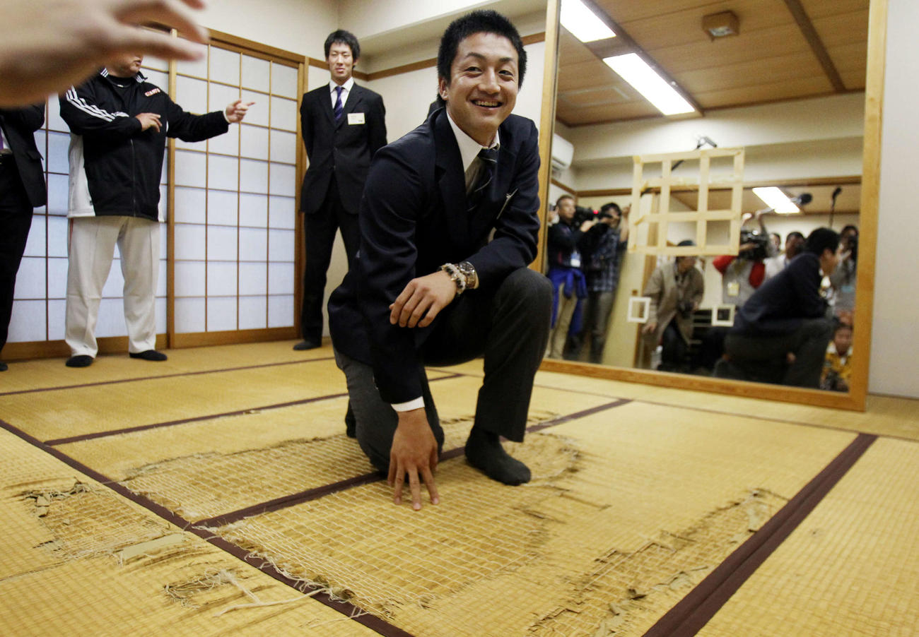ジャイアンツ寮の「松井部屋」ではがれた畳部分を触る沢村（2010年11月撮影）