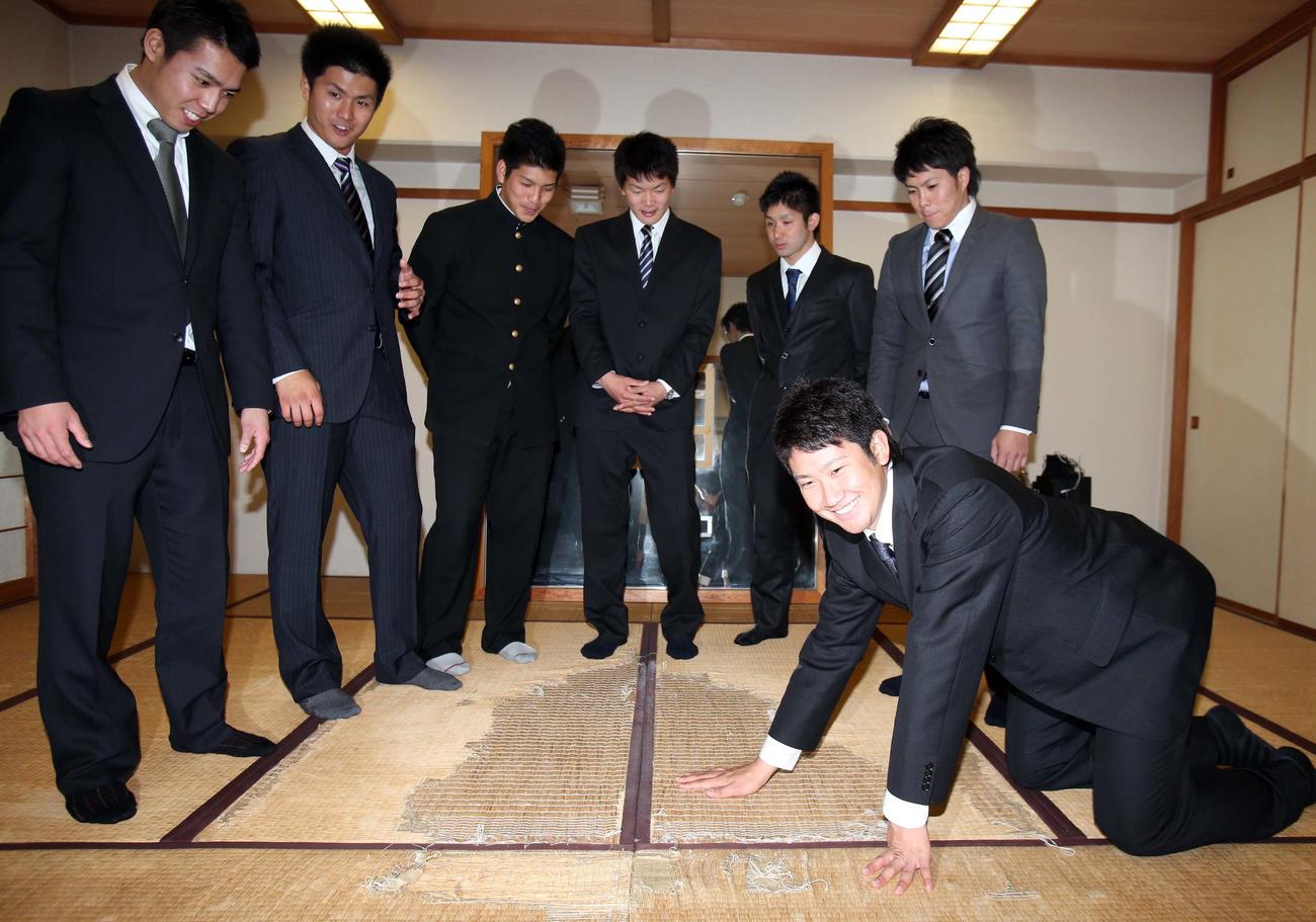ジャイアンツ寮に入寮した菅野（右）は、通称「松井部屋」の素振りですり切れた畳をさわり笑顔（2013年1月撮影）