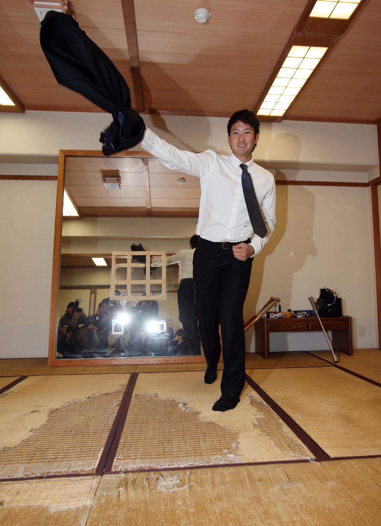 ジャイアンツ寮に入寮した菅野は、素振りで畳がすり切れた通称「松井部屋」でシャドーピッチング（2013年1月撮影）