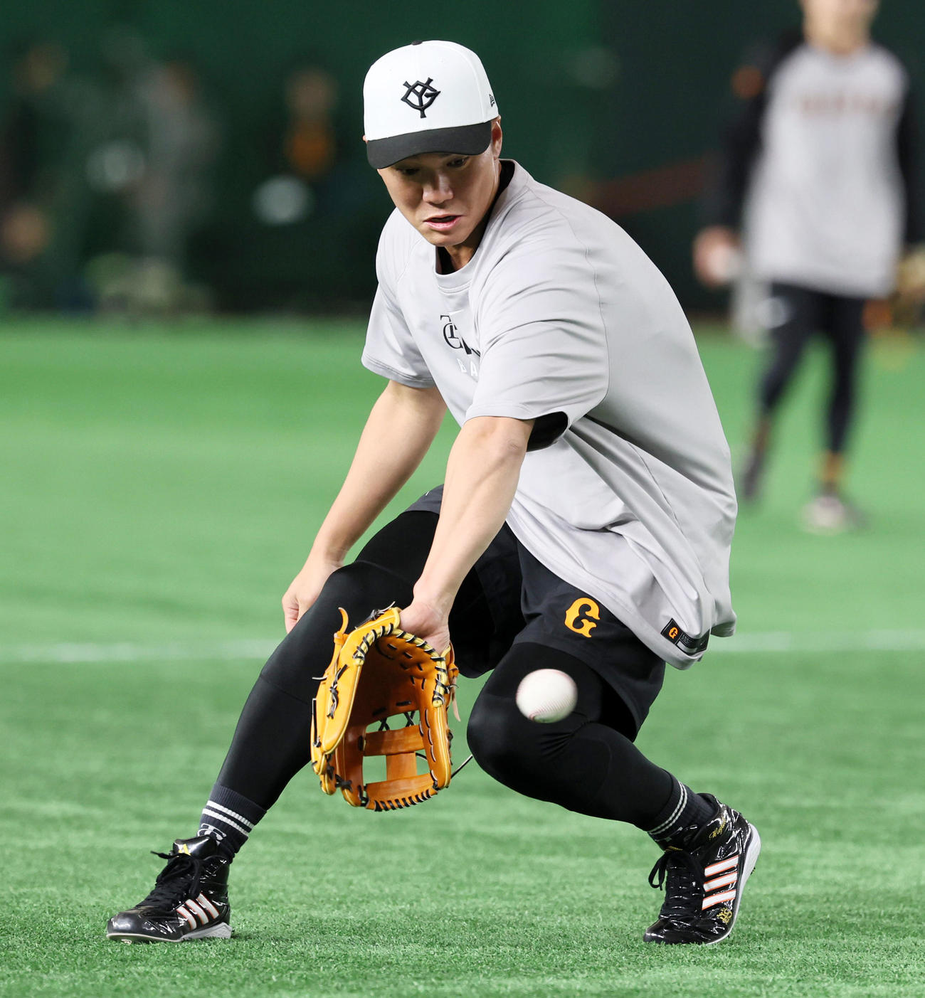 巨人対阪神　練習でノックを受ける巨人坂本（撮影・加藤哉）