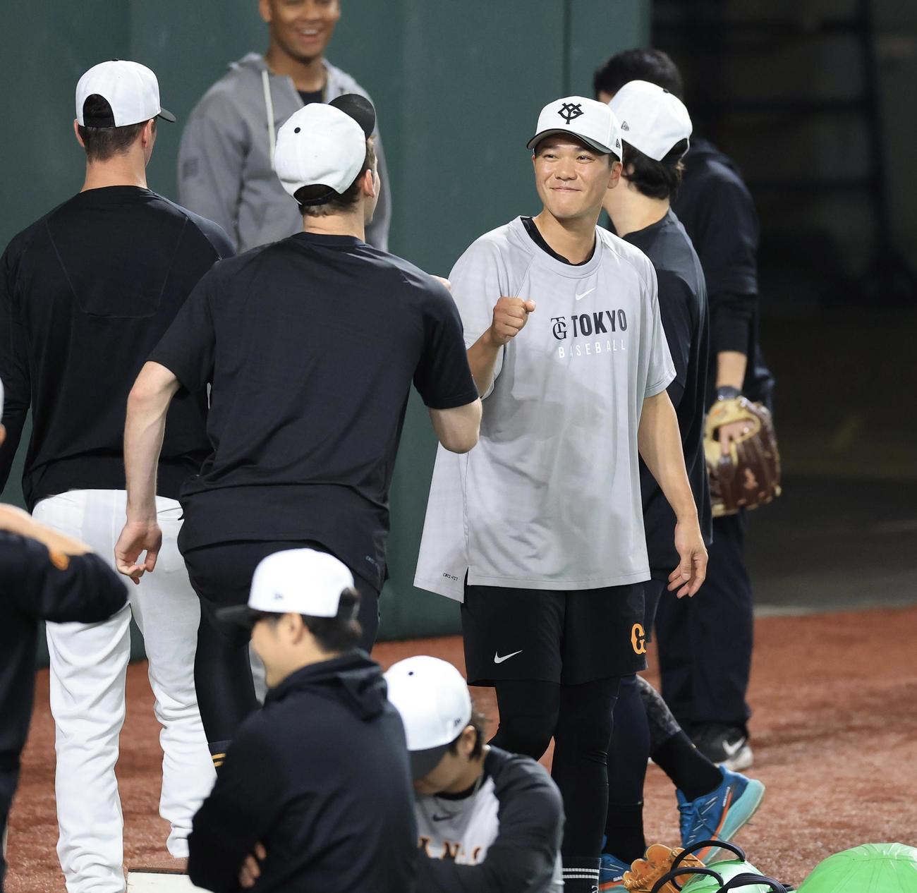 巨人対阪神　1軍合流した巨人坂本は笑顔でケラーとグータッチ(撮影・浅見桂子)