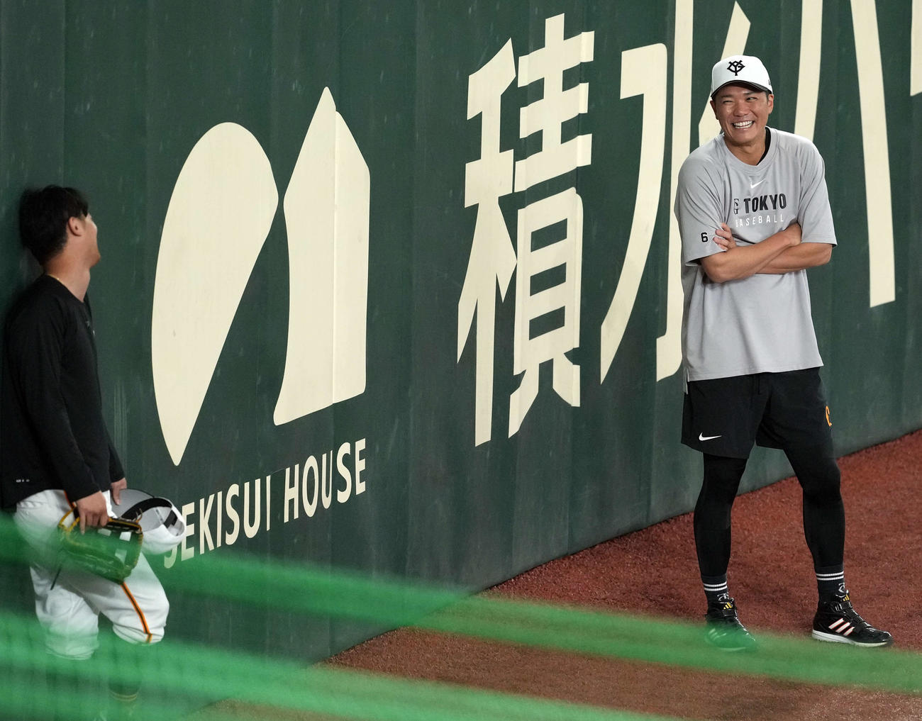 巨人対阪神　1軍に合流し吉川（左）と談笑する巨人坂本（撮影・たえ見朱実）