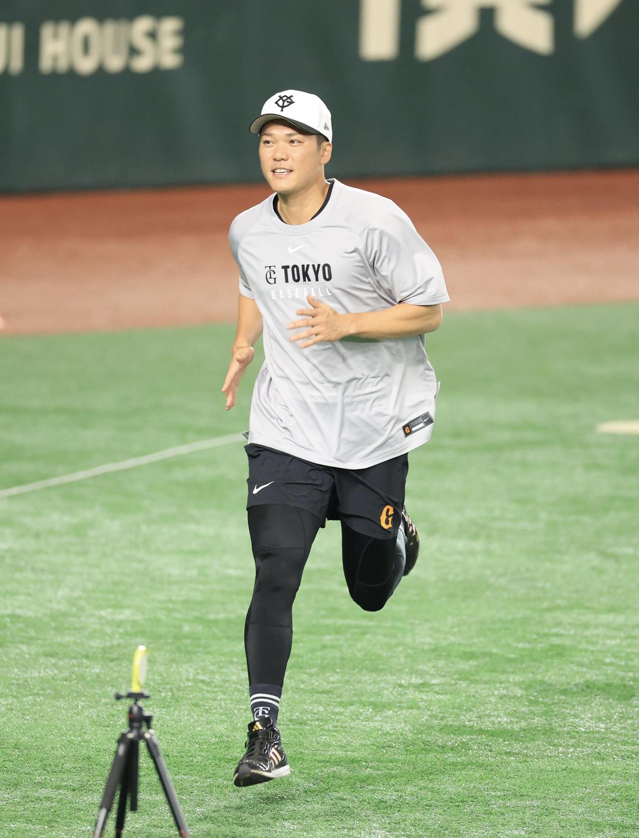 巨人対阪神　1軍合流した巨人坂本勇人は笑顔でウォームアップする(撮影・浅見桂子)
