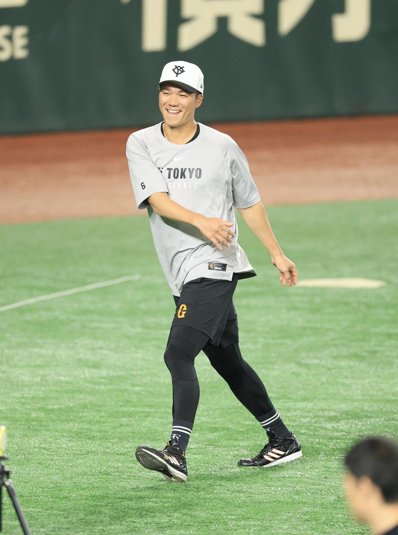 巨人対阪神　1軍合流した巨人坂本勇人は笑顔でウォームアップする(撮影・浅見桂子)