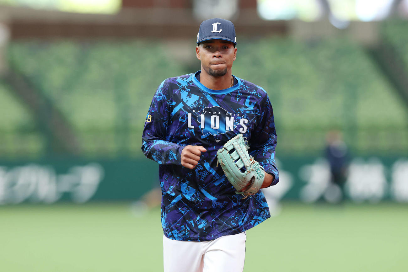 西武対ソフトバンク　試合前練習に臨む西武モンテル（撮影・宮地輝）
