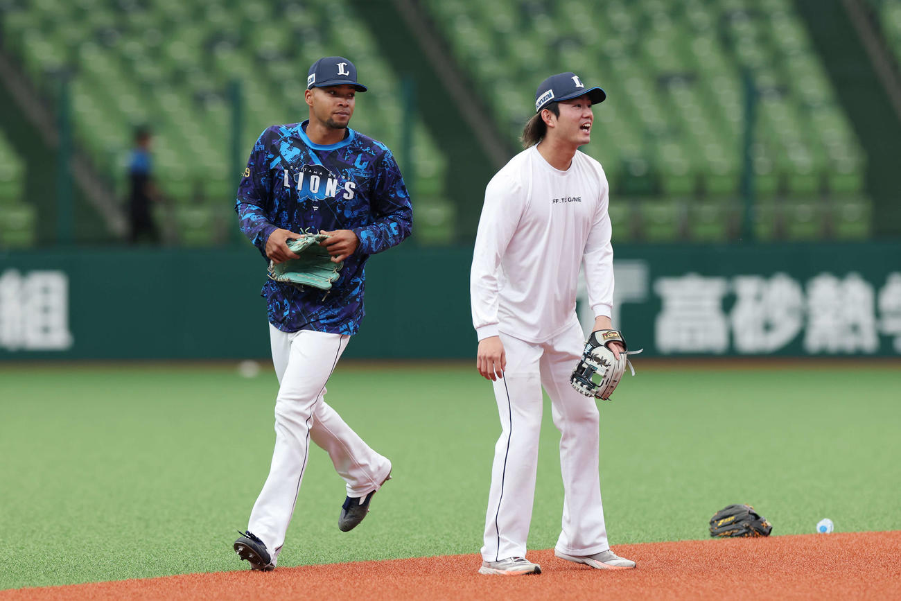 西武対ソフトバンク　試合前練習に臨む西武モンテル（左）と今井（撮影・宮地輝）