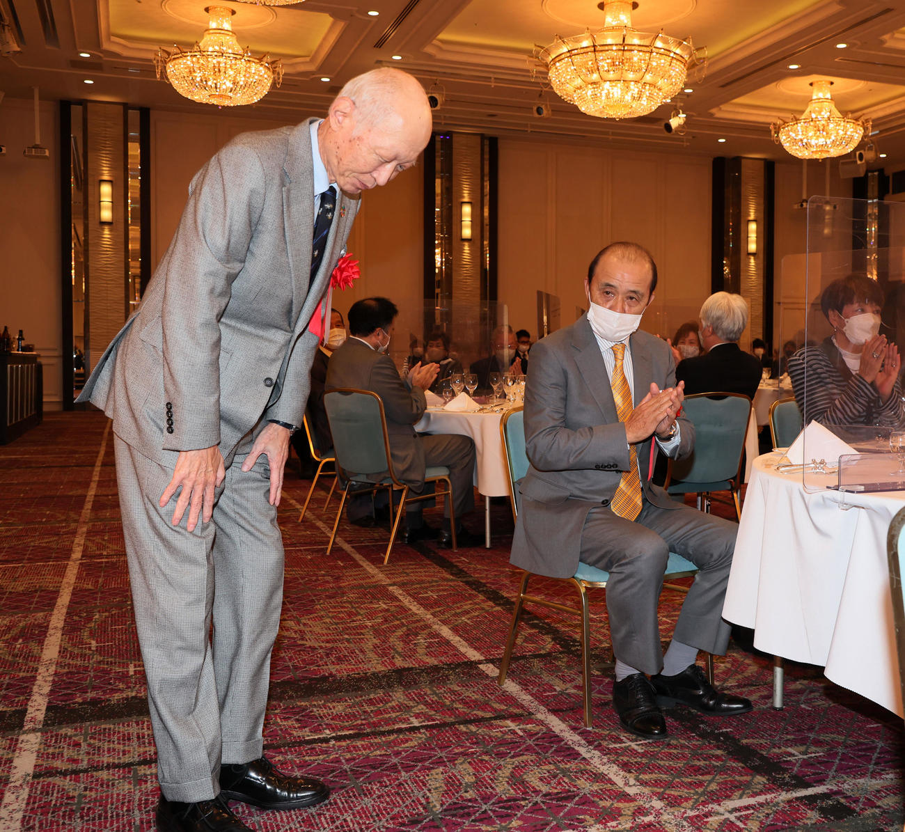 岡田監督就任激励会であいさつを終えた阪急阪神HD角会長（左）に拍手を送る岡田監督(2023年1月撮影）
