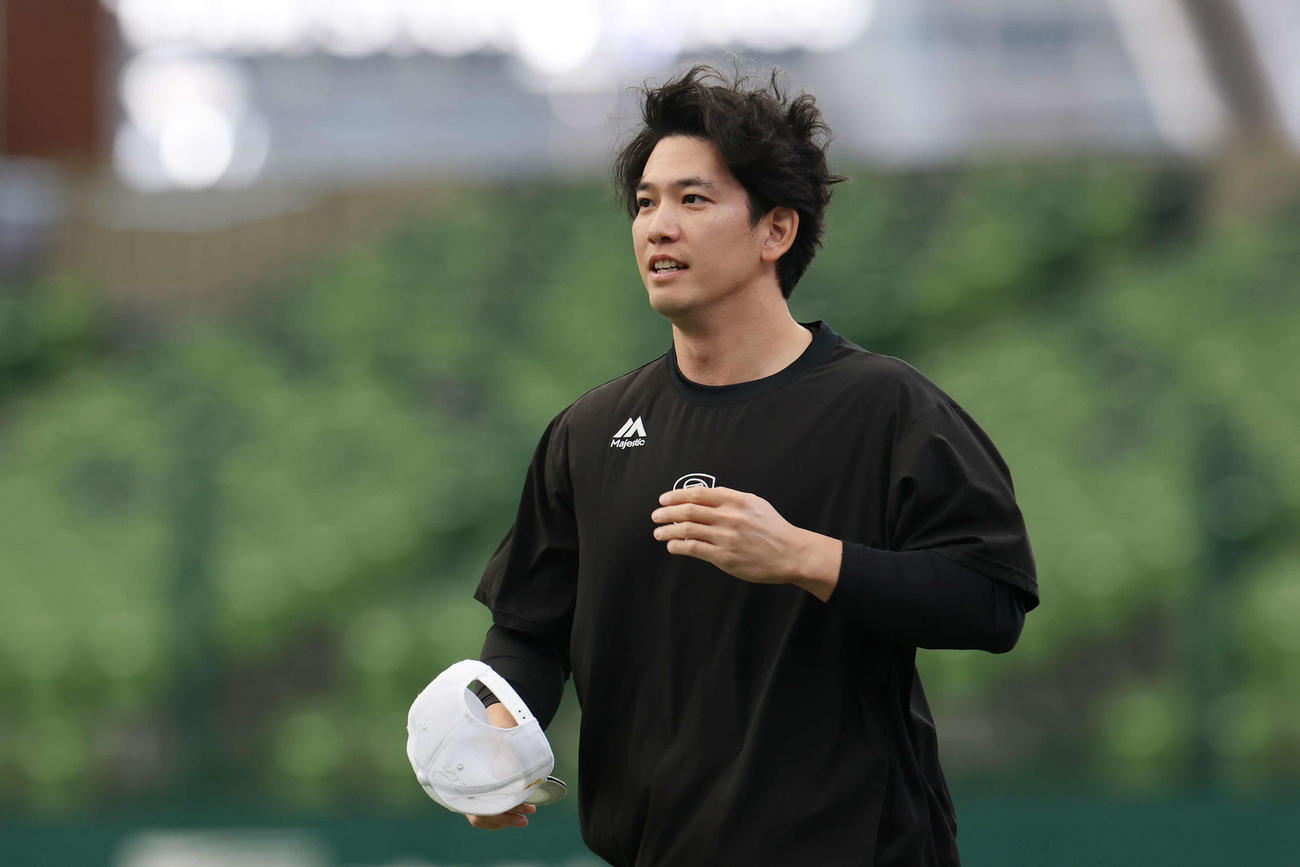 西武対ソフトバンク　試合前練習に臨むソフトバンク栗原（撮影・宮地輝）