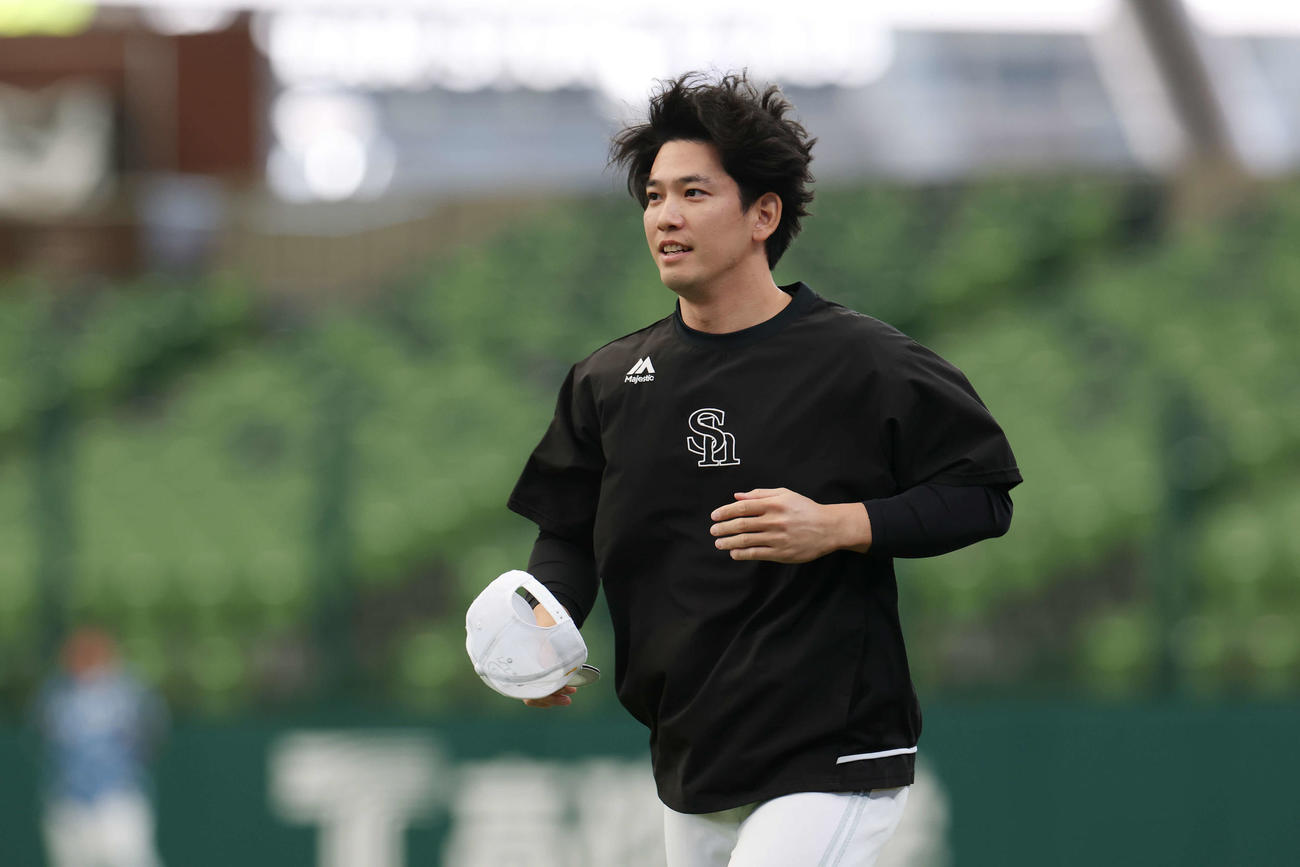 西武対ソフトバンク　試合前練習に臨むソフトバンク栗原（撮影・宮地輝）
