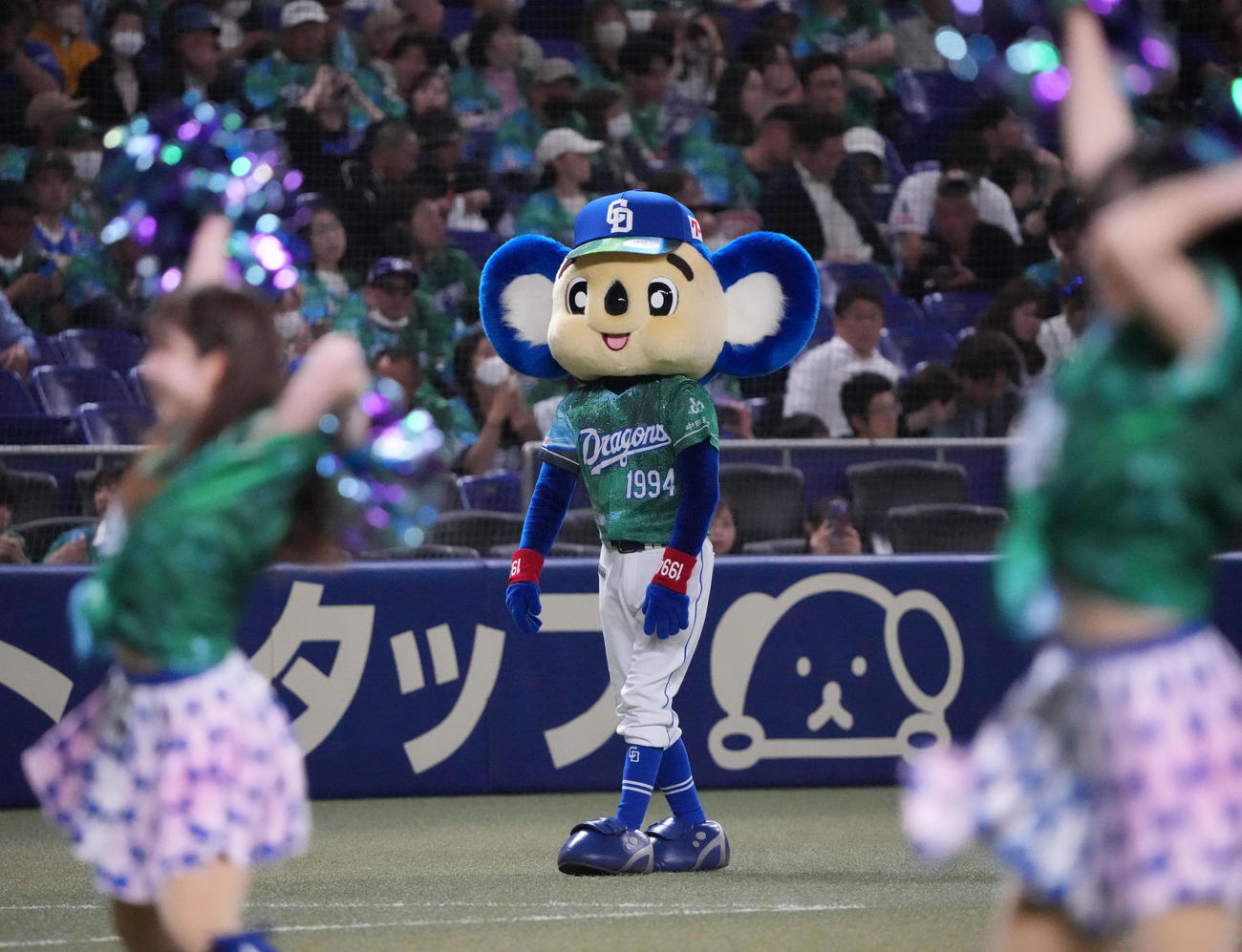 中日対DeNA　試合前、昇竜ユニで登場するドアラ（撮影・森本幸一）