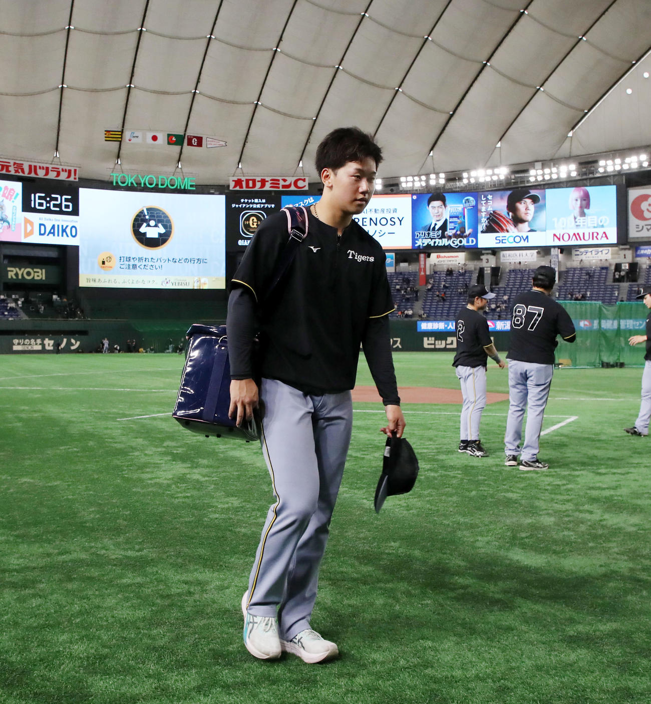 巨人対阪神　練習を終えてベンチへ引き揚げる門別（撮影・加藤哉）