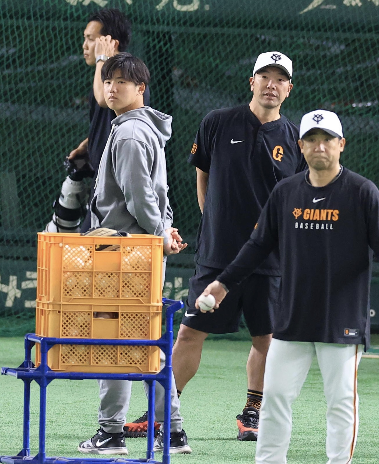 巨人対阪神　1軍練習を見学する巨人石塚(左)と話す阿部監督(撮影・浅見桂子)