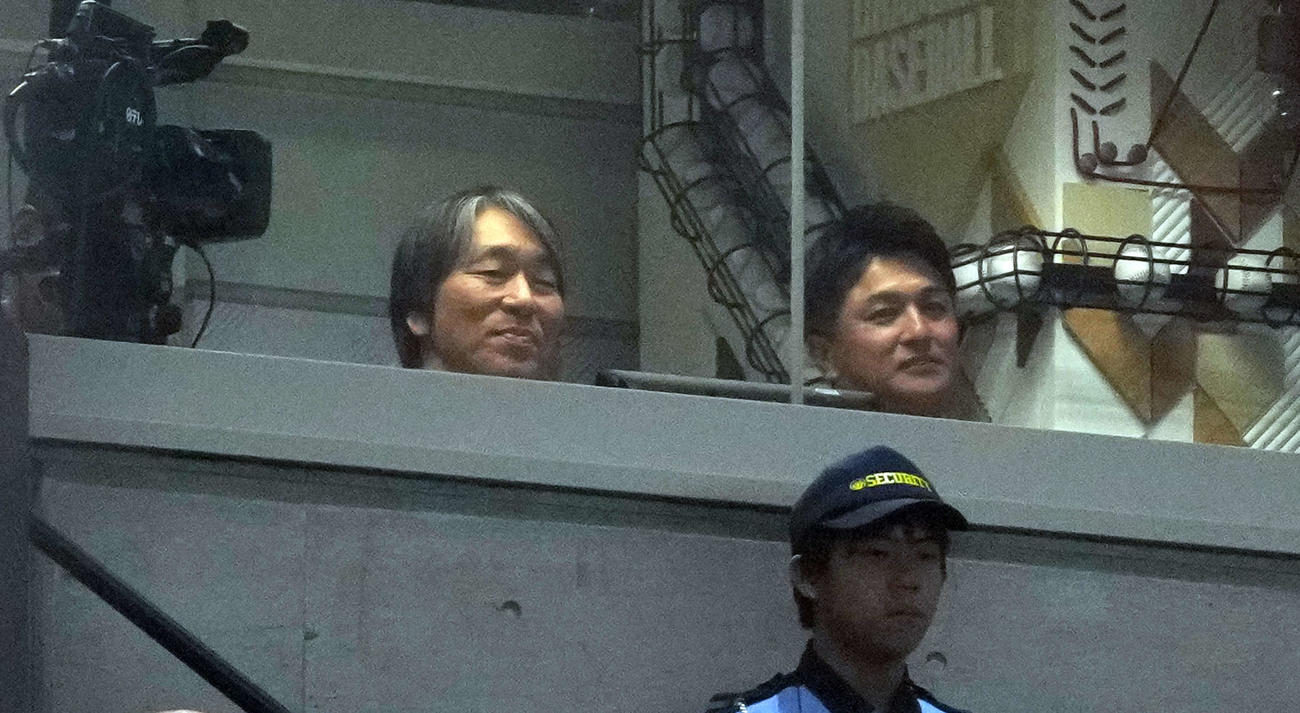 巨人対阪神　テレビ解説をする松井氏（左）と高橋氏（撮影・たえ見朱実）