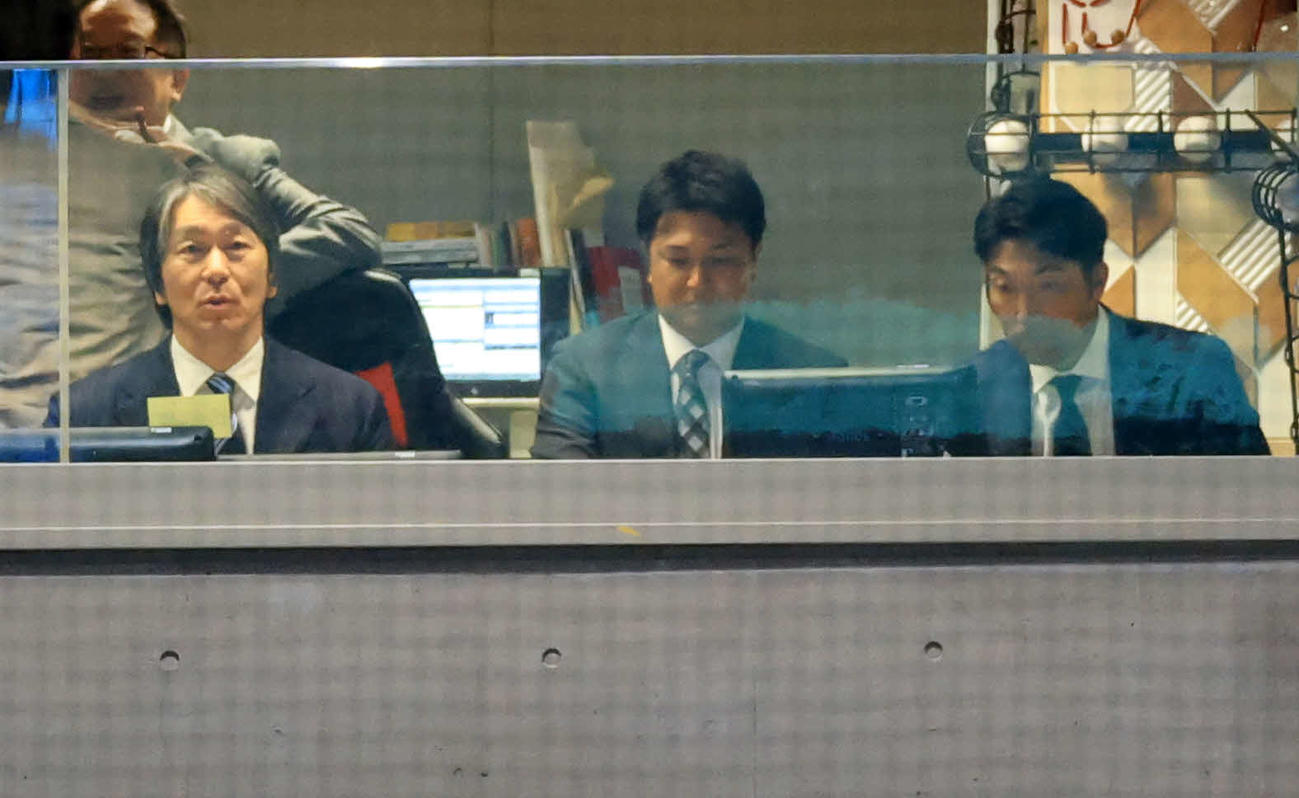 巨人対阪神　解説ブースに並ぶ、左から松井秀喜氏、高橋由伸氏、清水隆行氏（撮影・浅見桂子）