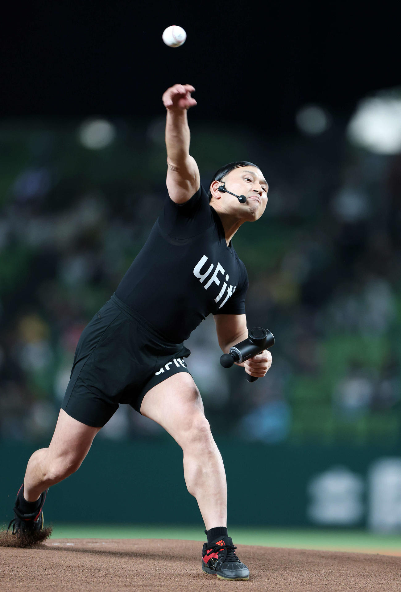 西武対ソフトバンク　試合前、セレモニアルピッチを務めるオードリー春日俊彰（撮影・宮地輝）