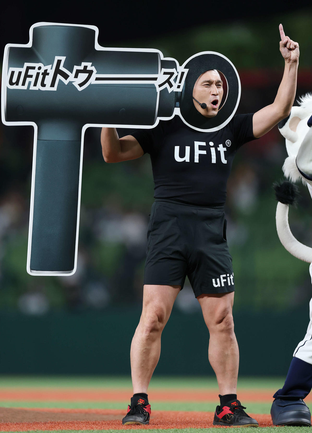 西武対ソフトバンク　試合前、セレモニアルピッチを務め「トゥース！」をするオードリー春日俊彰（撮影・宮地輝）