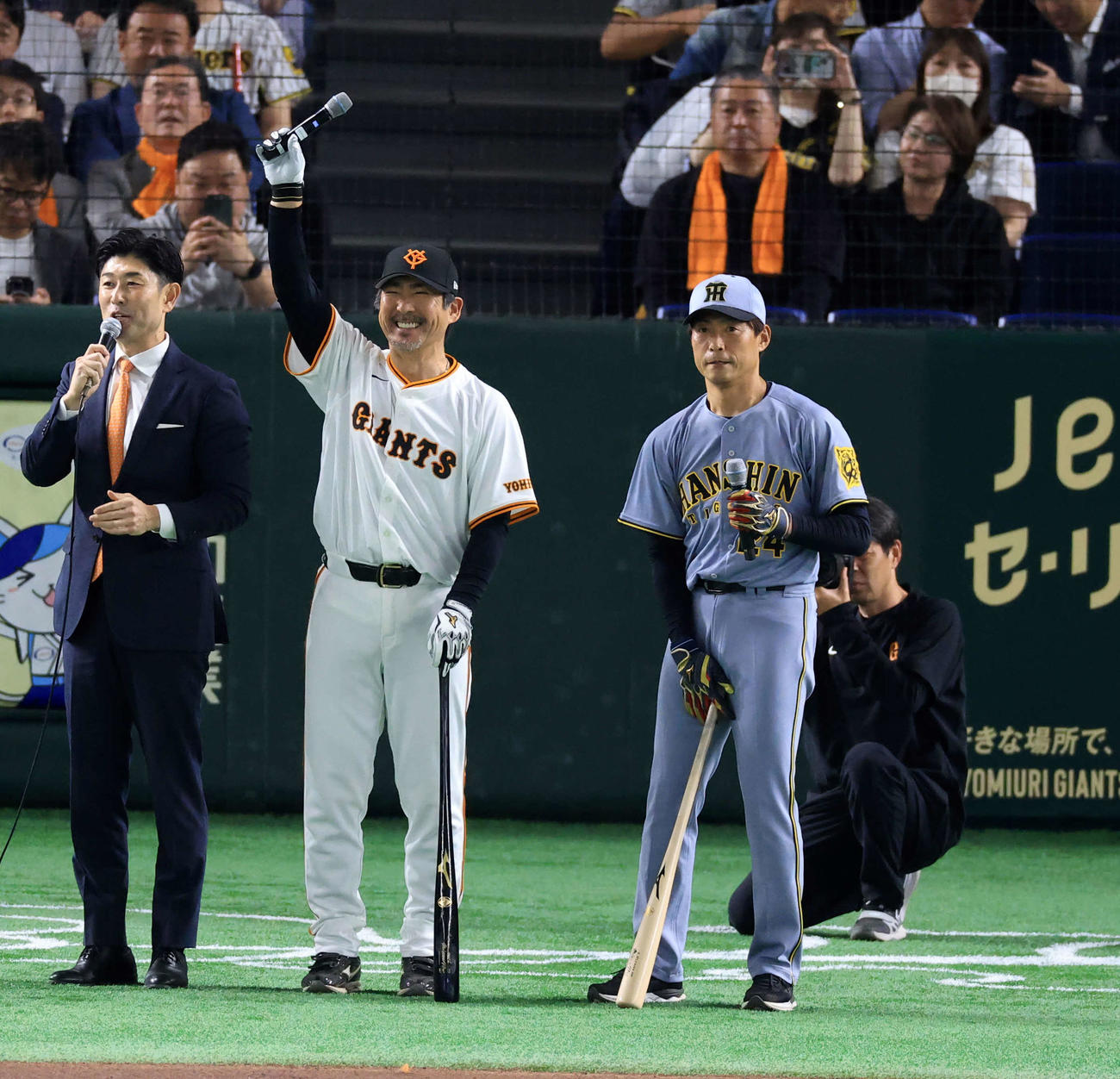 巨人対阪神　試合前のレジェンド対決で登場した小笠原道大氏（左）と投手桧山進次郎氏（撮影・浅見桂子）