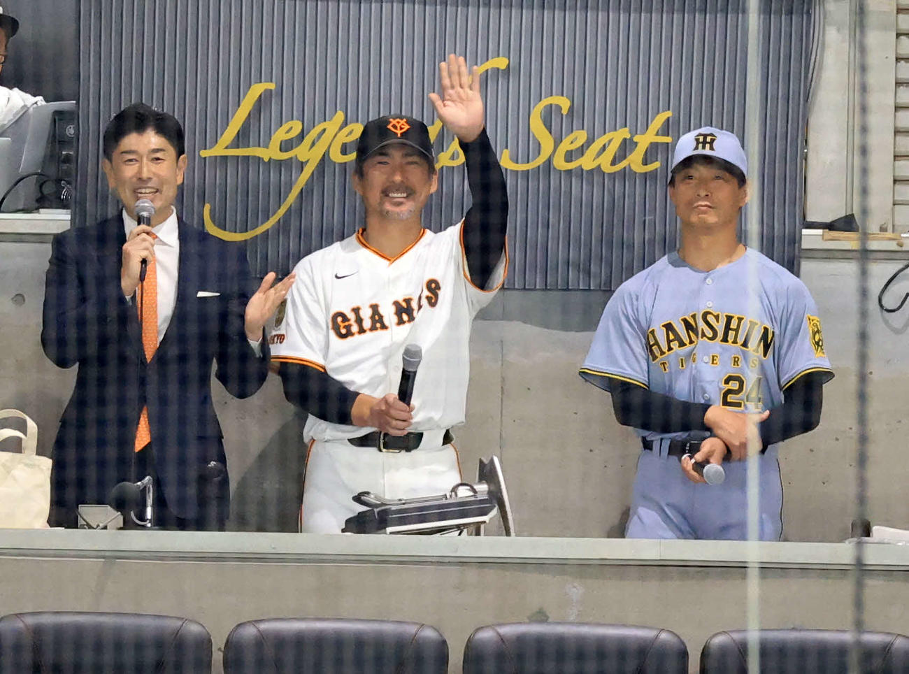 巨人対阪神　試合前の打撃対決で対戦する小笠原道大氏（中央）と桧山進次郎氏はスタンドに手を振る（撮影・浅見桂子）