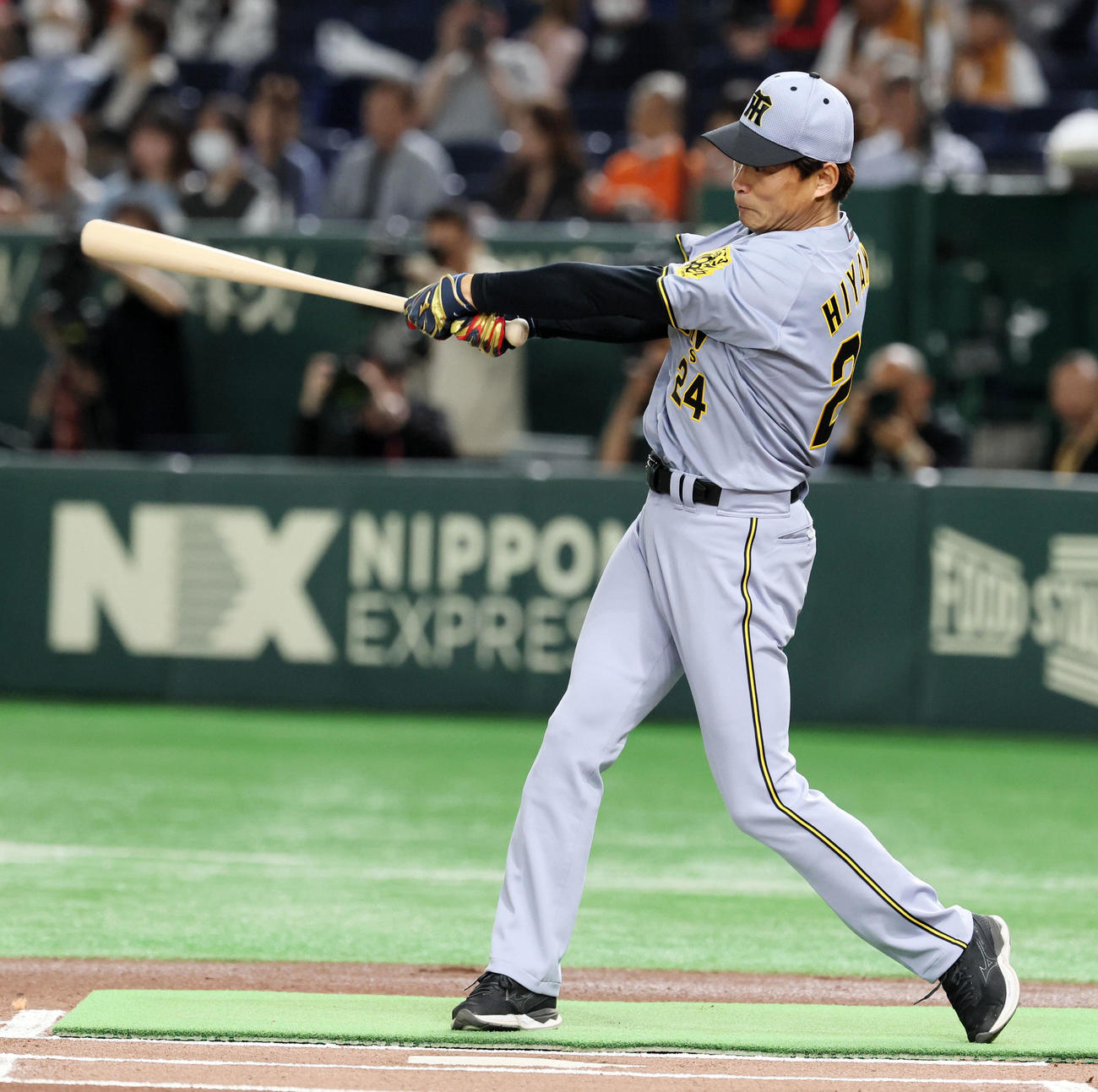 巨人対阪神　レジェンドOBバッティング対決で打席に立つ桧山氏（撮影・加藤哉）