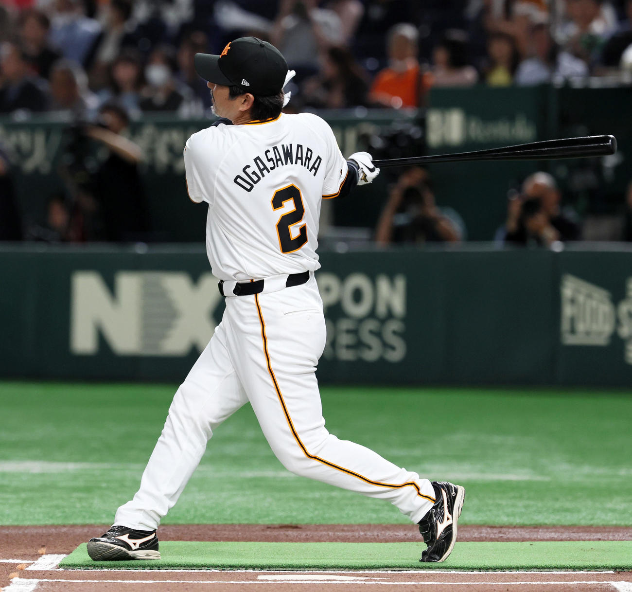 巨人対阪神　レジェンドOBバッティング対決で打席に立つ小笠原氏（撮影・加藤哉）