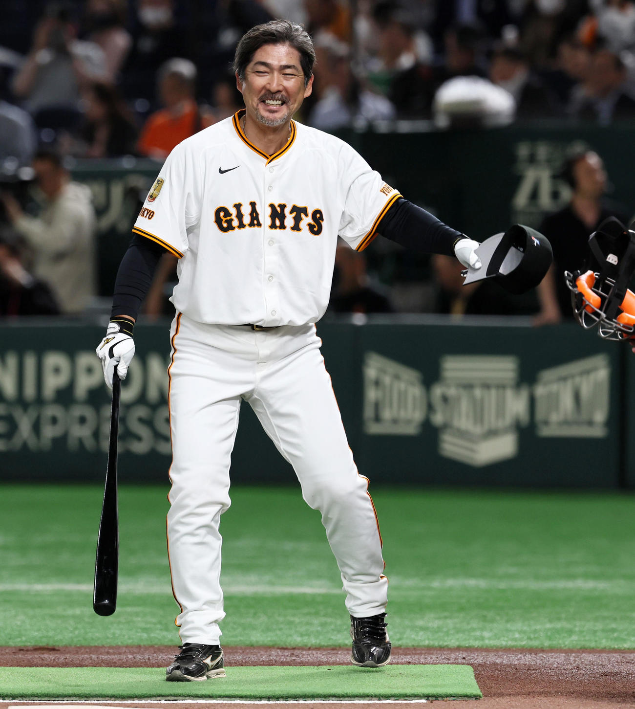 巨人対阪神　レジェンドOBバッティング対決で打席に立つ小笠原氏（撮影・加藤哉）