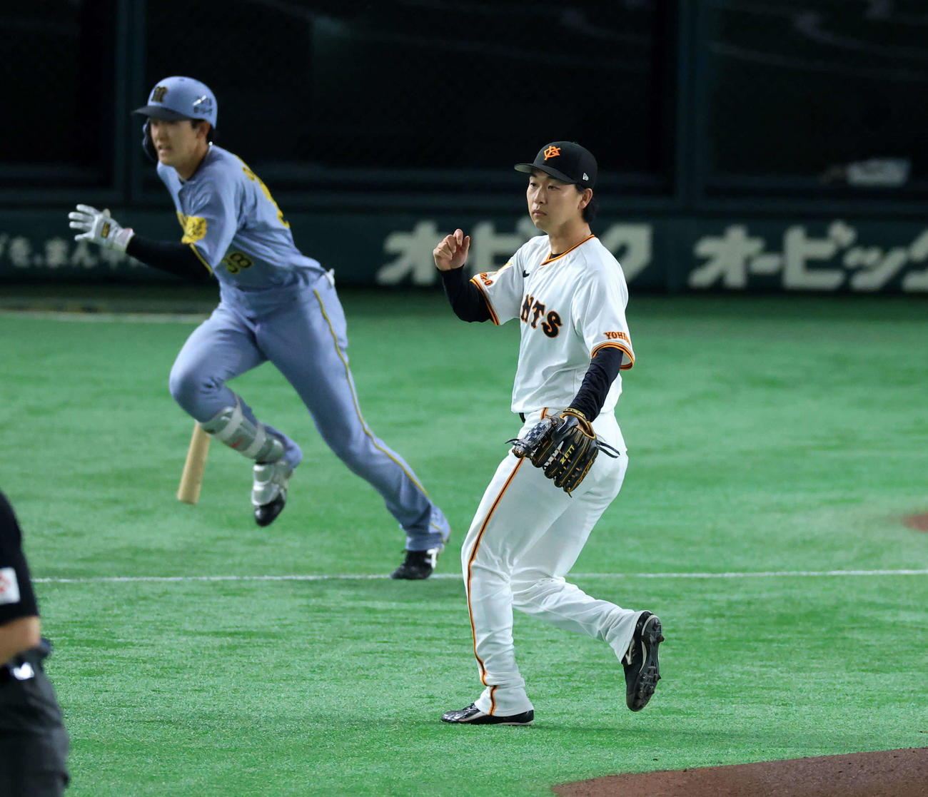 巨人対阪神　2回表阪神1死一、二塁、小幡に味方適時悪送球を誘う打撃を許して失点する山崎（撮影・浅見桂子）