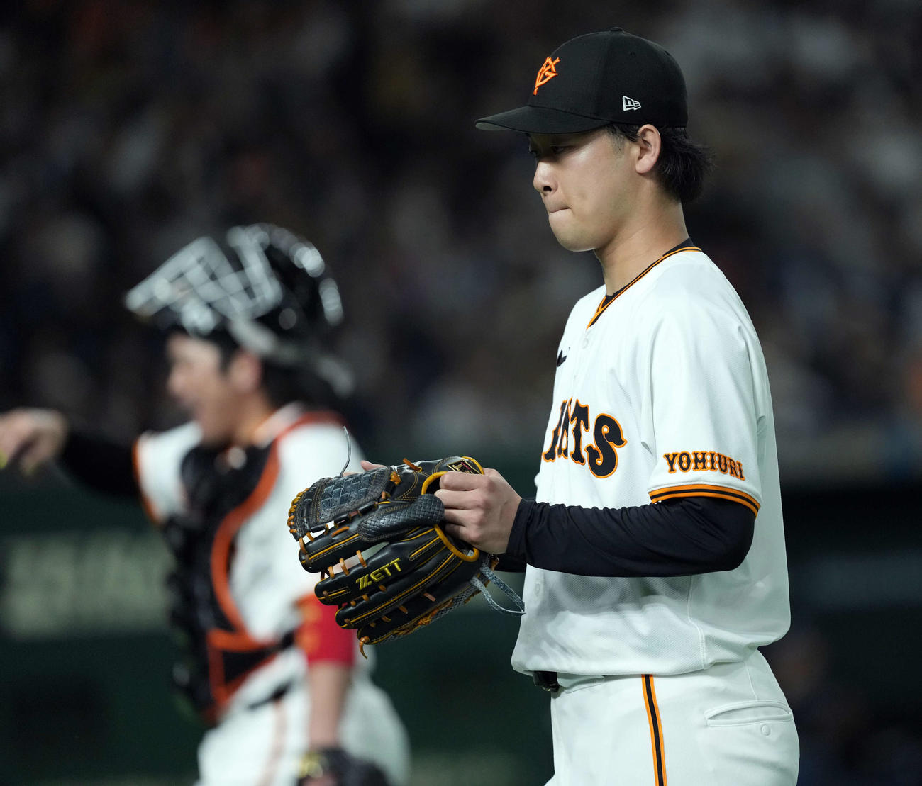 巨人対阪神　2回表、阪神に得点を許した巨人の先発山崎（撮影・たえ見朱実）