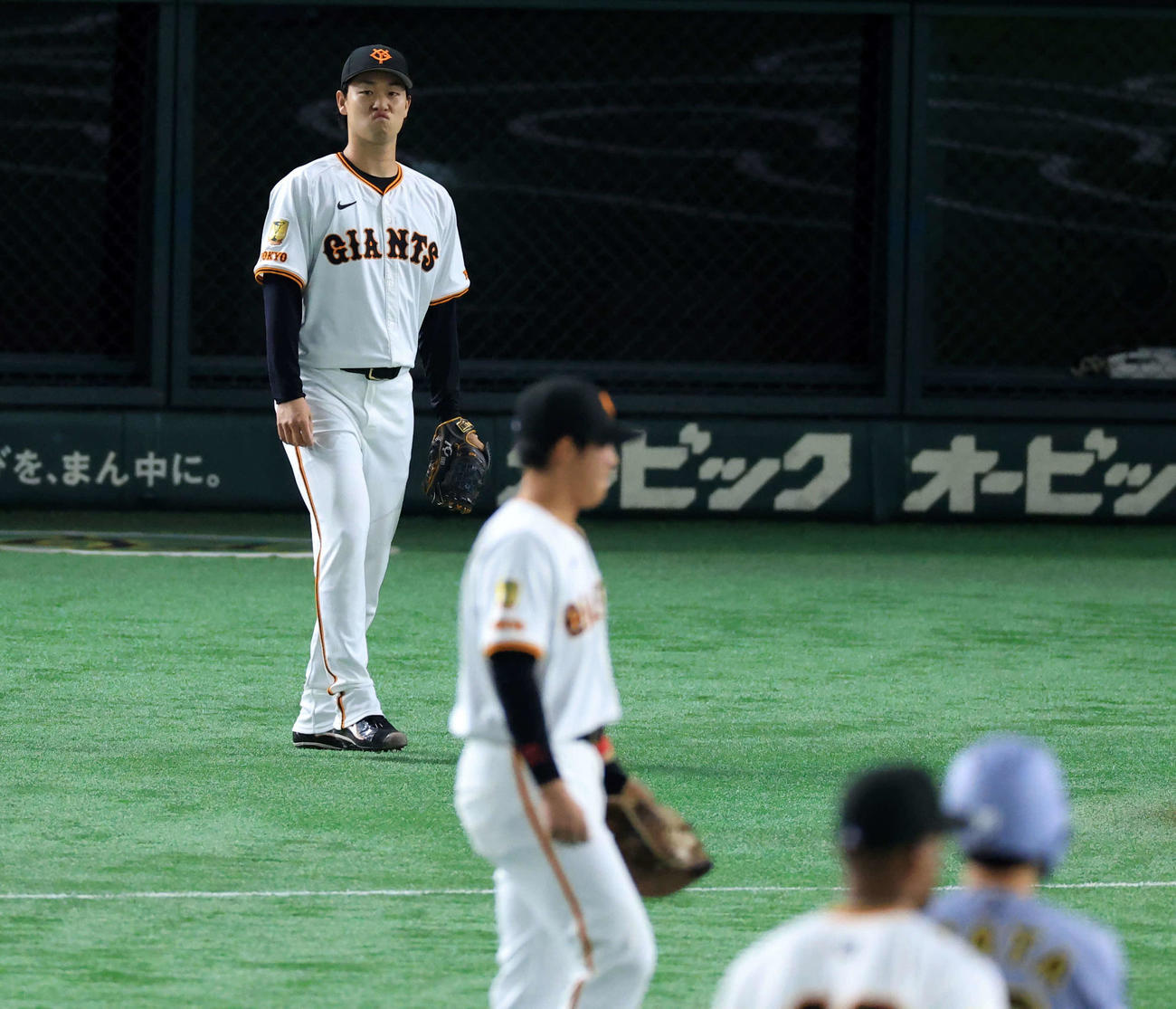 巨人対阪神　2回表阪神1死一、二塁、小幡の打球を味方の適時悪送球となって失点し、悔しそうな山崎（撮影・浅見桂子）