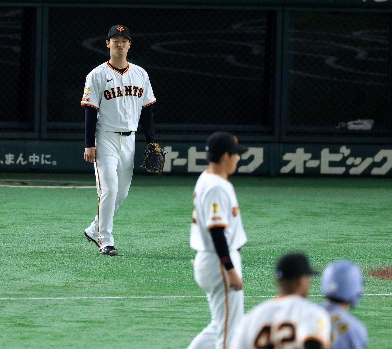 巨人対阪神　2回表阪神1死一、二塁、小幡の打球を味方の適時悪送球となって失点し、悔しそうな山崎（撮影・浅見桂子）
