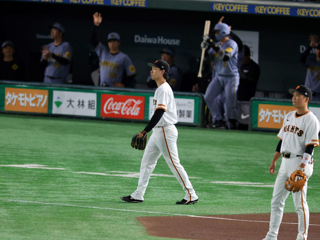 巨人対阪神　2回表阪神無死、大山に右二塁打を許し、喜ぶ阪神ベンチを背にマウンドに戻る山崎（撮影・浅見桂子）