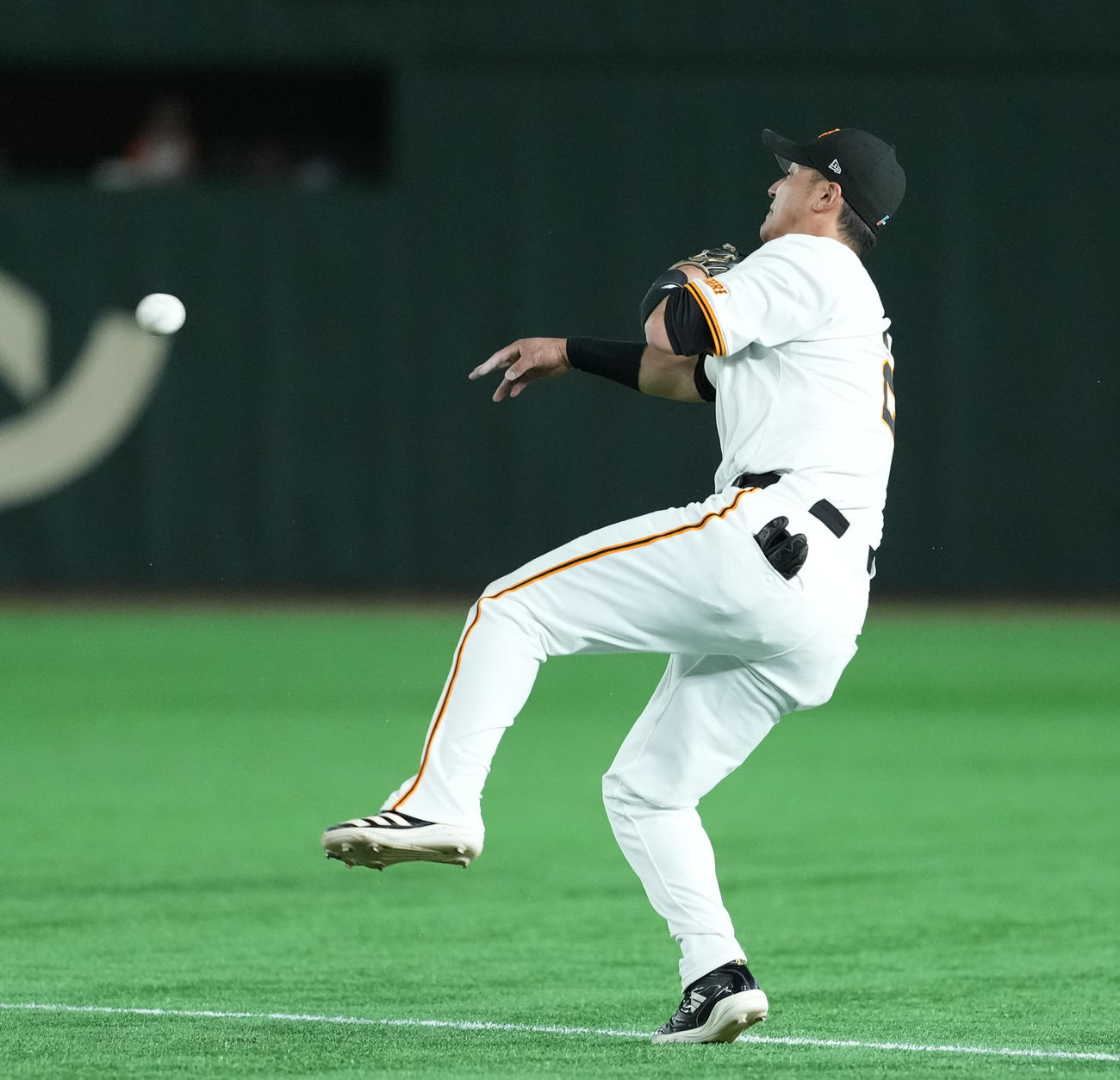 巨人対阪神　2回表阪神1死一、二塁、小幡の打球をスライディングキャッチした二塁手吉川だが、二塁へ悪送球し得点を許す（撮影・たえ見朱実）