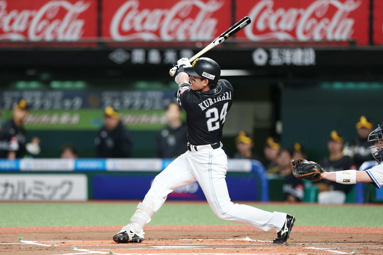 西武対ソフトバンク　1回裏西武2死、右中間へソロ本塁打を放つ栗原（撮影・宮地輝）