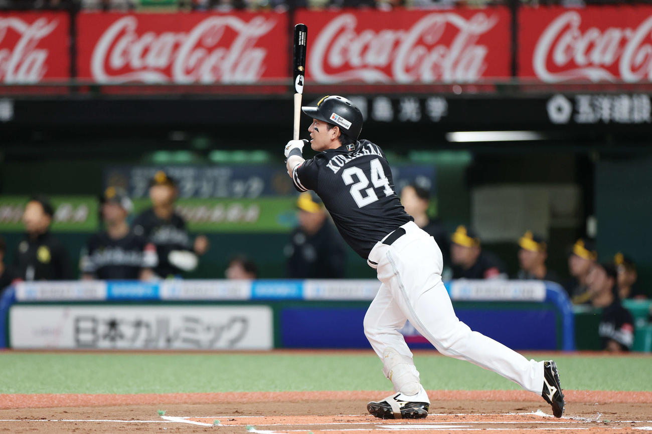 西武対ソフトバンク　1回裏西武2死、右中間へソロ本塁打を放つ栗原（撮影・宮地輝）