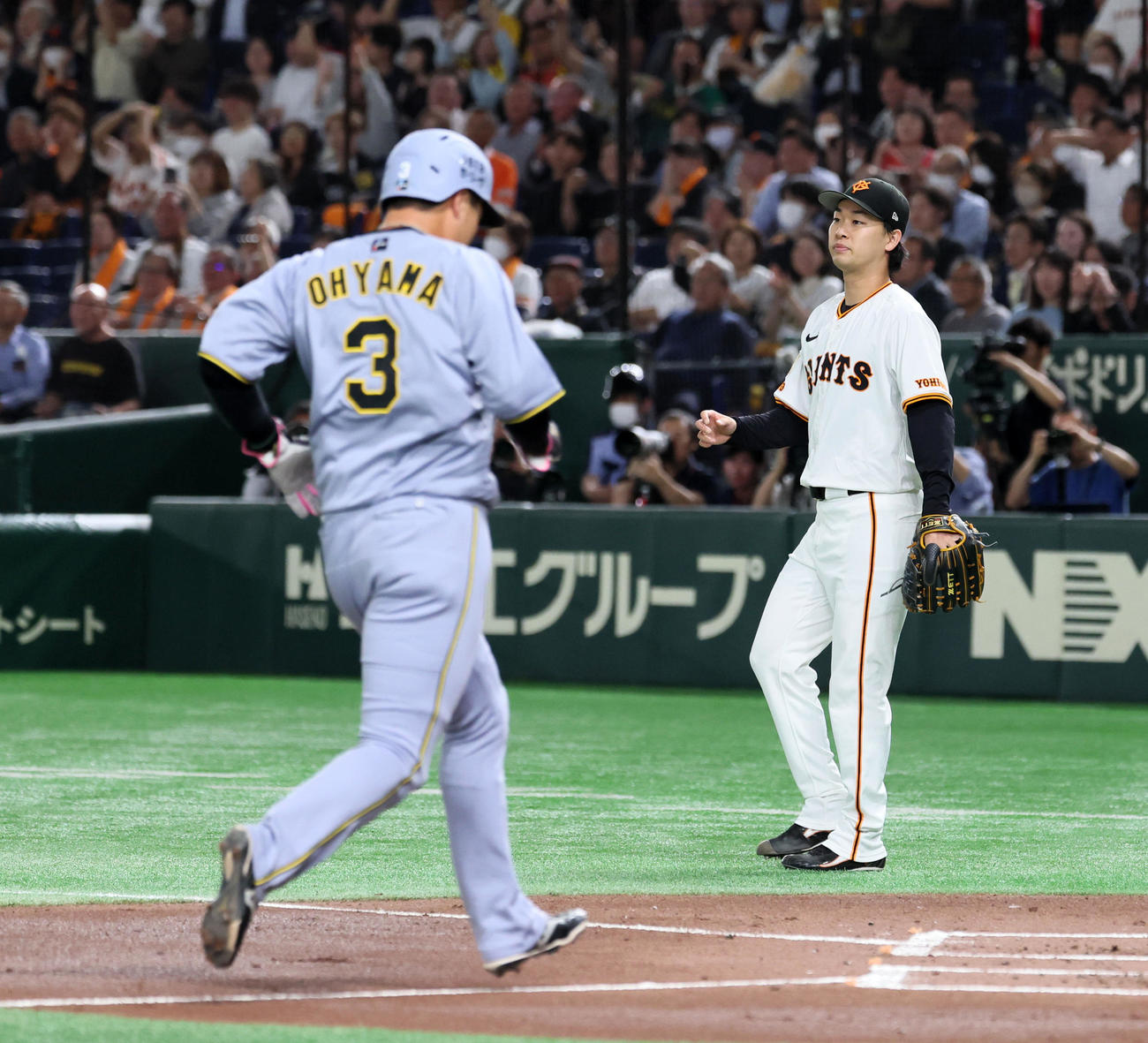 巨人対阪神　2回表阪神1死一、二塁、山崎は小幡の二塁適時失策で失点する。左は生還する二塁走者大山（撮影・加藤哉）