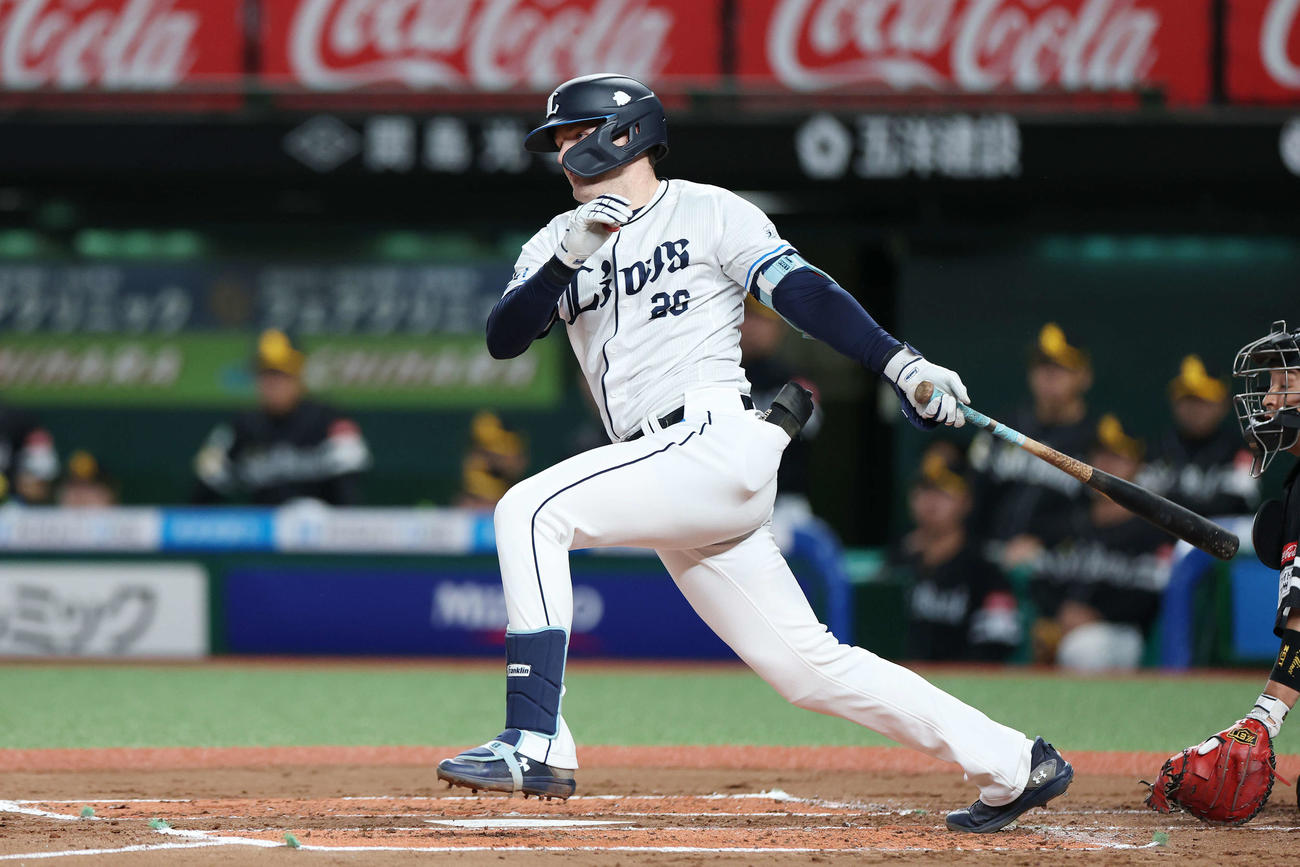 西武対ソフトバンク　1回裏西武1死二、三塁、適時打を放つネビン（撮影・宮地輝）