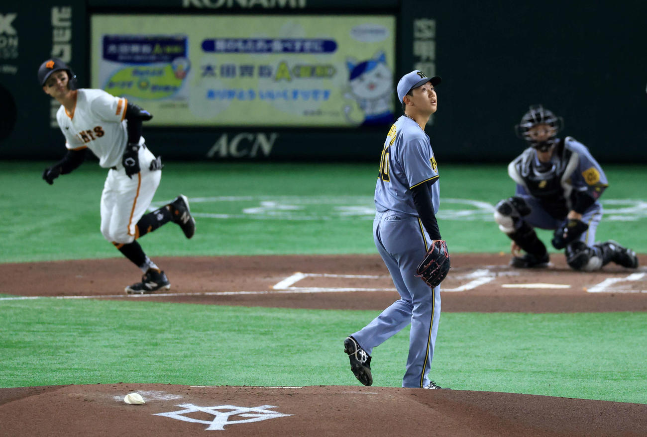 巨人対阪神　1回裏巨人1死二塁、若林に2点本塁打を許した門別（撮影・浅見桂子）